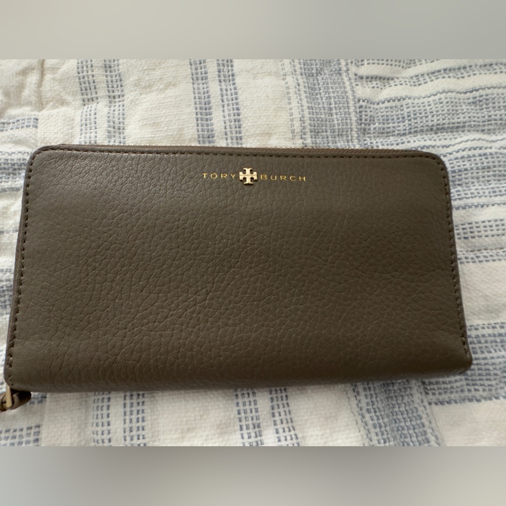 Tory Burch Zippered Continental Wallet.  Color Porcini